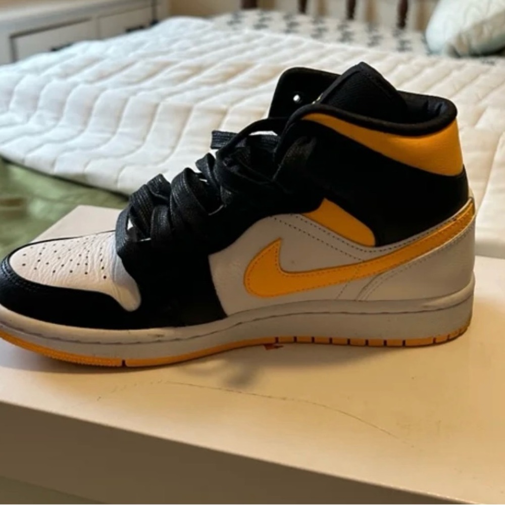 Nike Women's Sneakers Black Yellow White